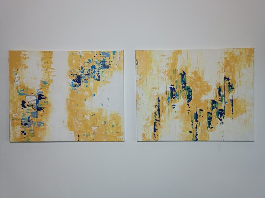 Zwei abstrakte Gemälde mit gelben und blauen Farbtönen auf weißem Hintergrund.