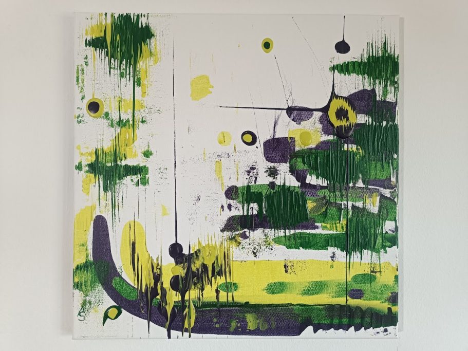 Abstraktes Gemälde mit grünen, gelben und lila Farbtropfen auf weißem Hintergrund.