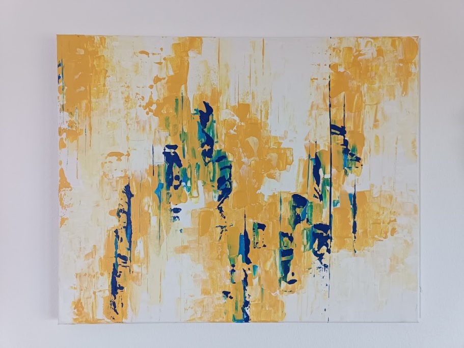 Abstraktes Kunstwerk mit gelben und blauen Farbtönen in dynamischen Pinselstrichen.