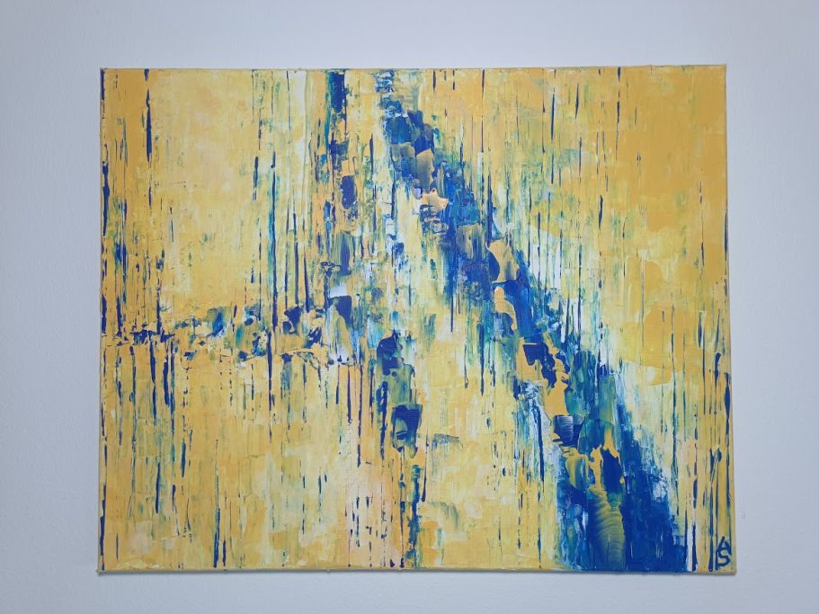 Abstrakte Malerei mit gelben und blauen Farbverläufen und dynamischen Texturen.